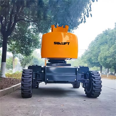 Nacelle élévatrice autopropulsée à flèche articulée remorquable